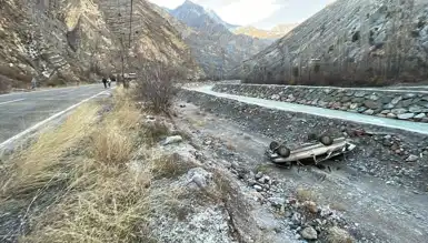 Dere Yatağına Yuvarlanan Otomobildeki Sürücü Yaralanmadan Kurtuldu