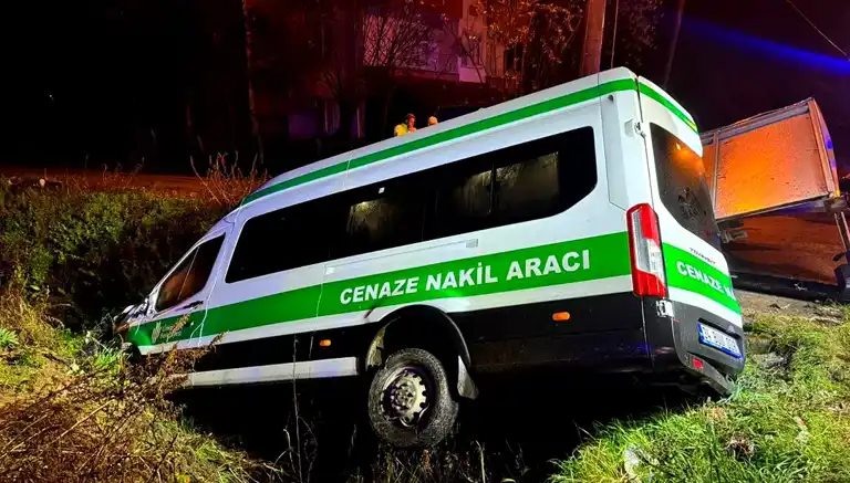Cenaze Aracı Su Kanalına Düştü: 1 Ağır, 10 Yaralı